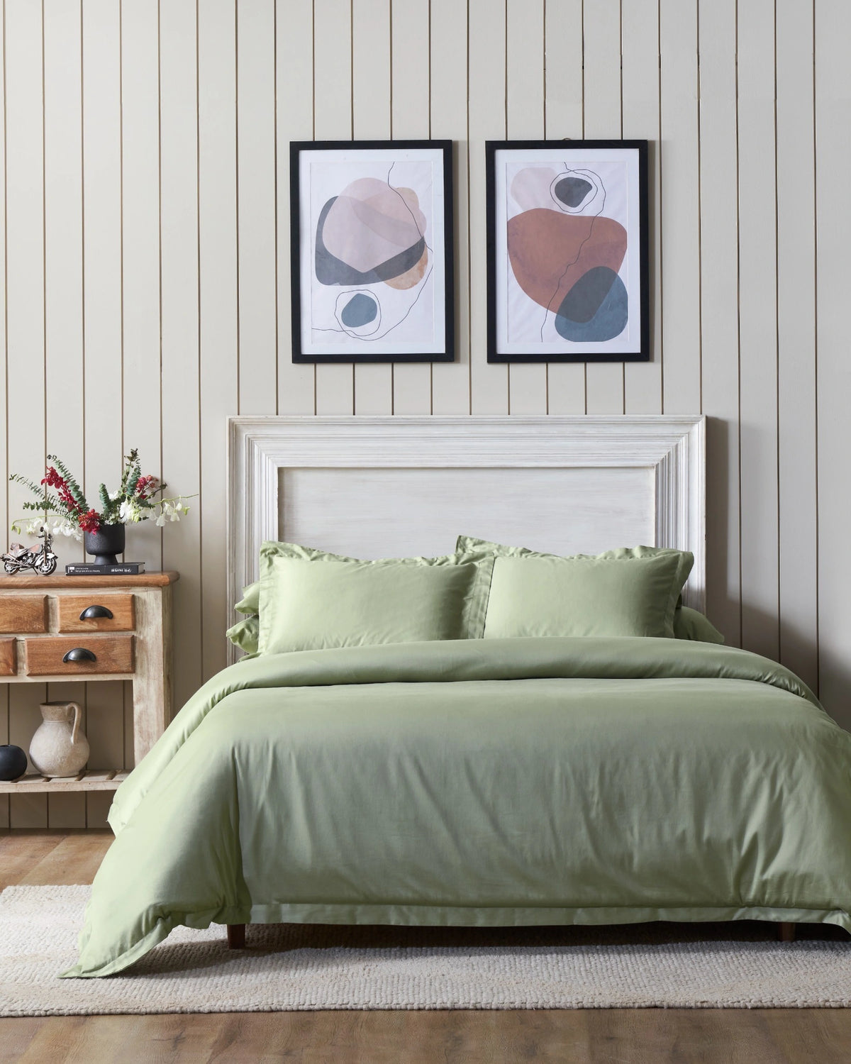 Pistachio Cream 600TC sateen duvet cover with flange, front view on a made bed