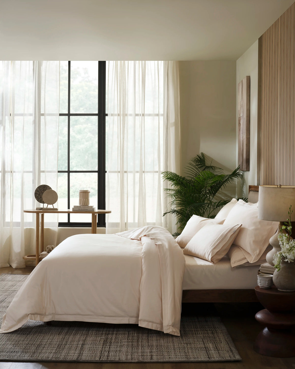 Tapioca 1000TC sateen duvet cover with flange, side view on a made bed